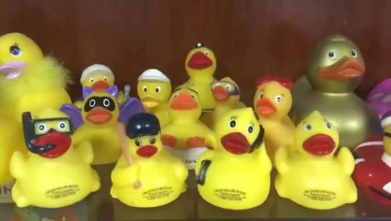 A água balnear das crianças da pitada do pato amarelo pequeno do esmalte brinca o pato sadio